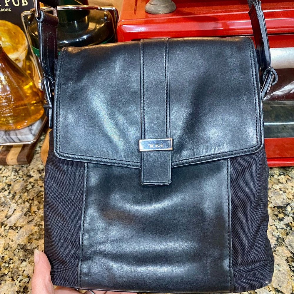 Tumi Black Leather Crossbody “ Map Bag” pre-loved , nice looking Tumi —Unisex - Picture 16 of 16